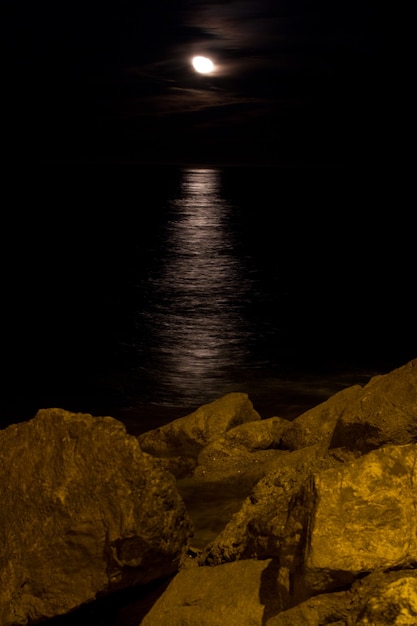 Luna reflejada en el mar mediterráneo españa Foto Premium