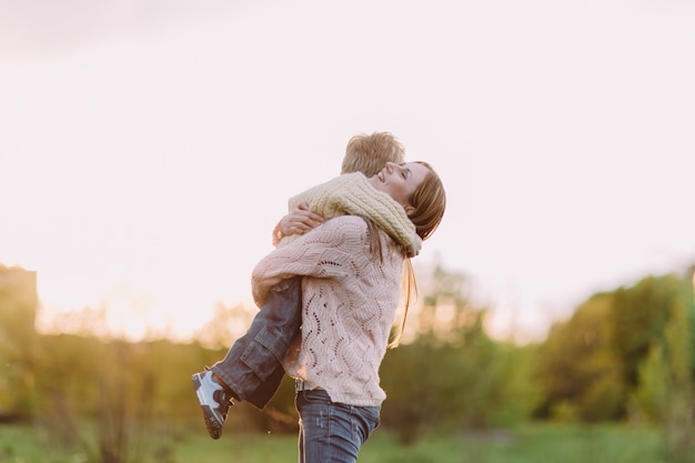 Madre Abrazando A Su Hijo Descargar Fotos Premium 