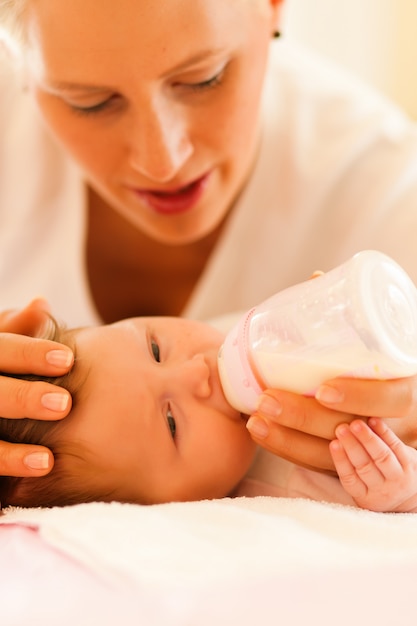 Madre Alimentando A Su Bebé Recién Nacido Foto Premium