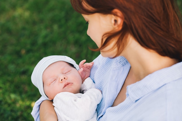 Madre Amorosa Con Su Bebé Recién Nacido En Sus Brazos Hermosa Mamá Con ...