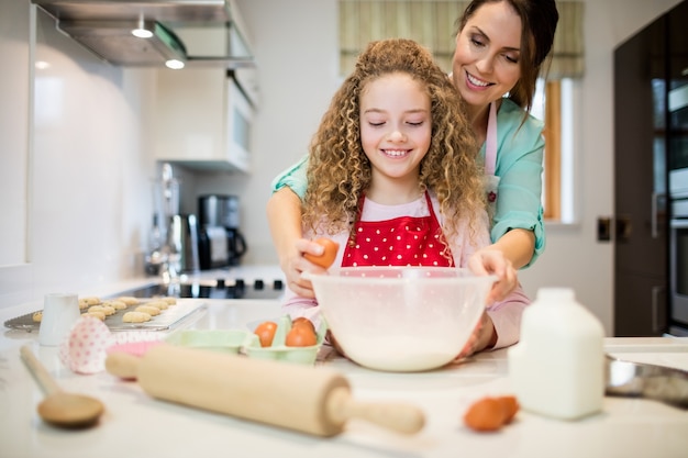 Folla Su Hija En La Cocina Mujer Joven Con Su Hija En La Cocina Foto