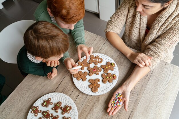 Madre Decorando Galletas De Jengibre Con Ni Os En Casa Foto Premium