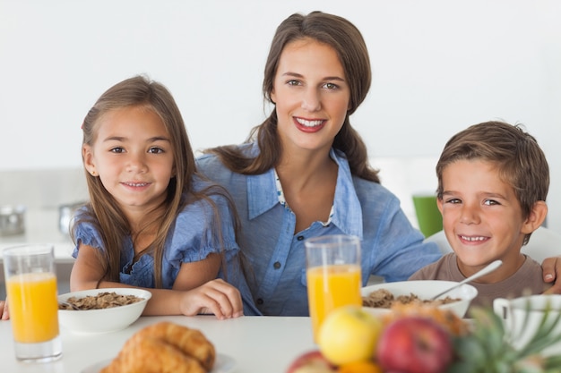 Madre Desayunando Con Sus Hijos Foto Premium