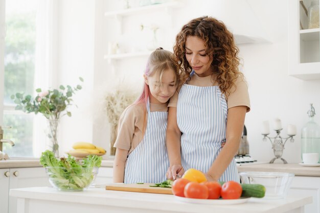 Madre E Hija Adolescente Preparando Ensalada De Verduras En La Cocina Foto Premium 