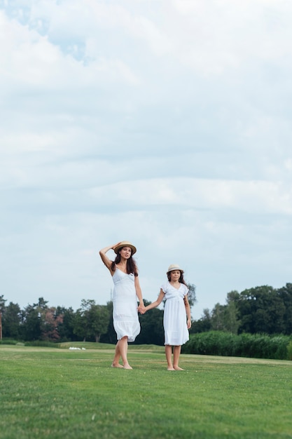 Madre E Hija Caminando Al Aire Libre | Foto Gratis