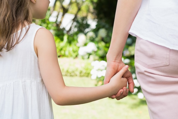 Madre E Hija Cogidos De La Mano Foto Premium 