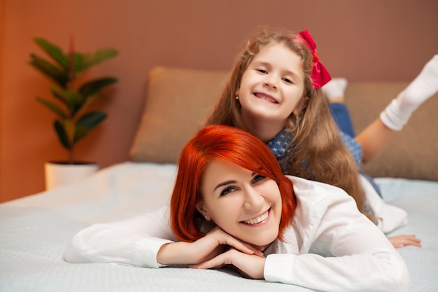 Madre E Hija Descansando En La Cama En Su Casa Foto Premium