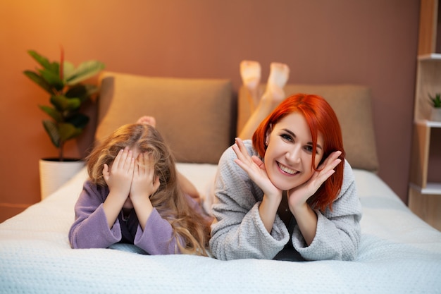 Madre E Hija Descansando En La Cama En Su Casa Foto Premium