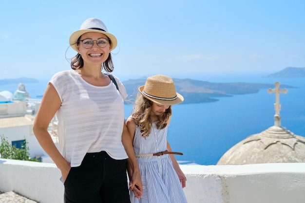 Madre E Hija Familia Viajera Feliz Caminando Juntos Tomados De La