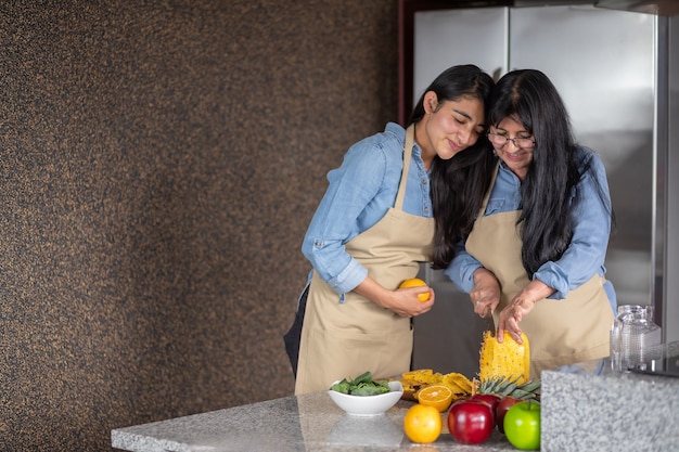 Madre E Hija Mexicana Cocinando En La Cocina Foto Premium 