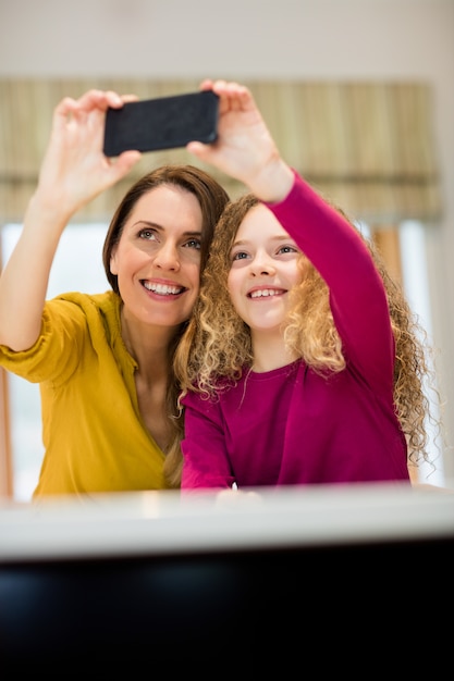 Madre E Hija Teniendo Autofoto Desde El Teléfono Móvil Foto Gratis