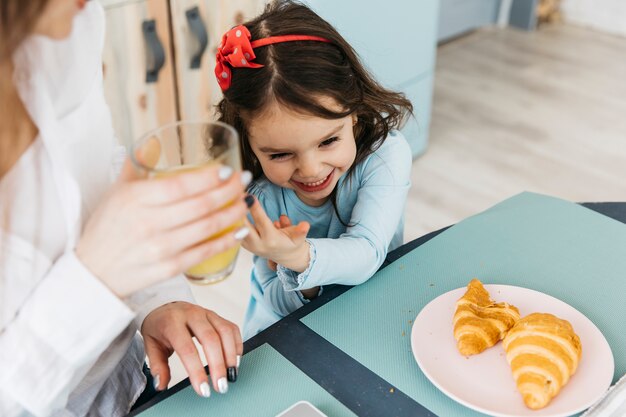 Madre E Hija Tomando El Desayuno Foto Gratis 