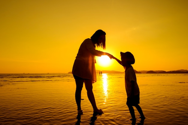 Una Madre E Hijo En Al Aire Libre Al Atardecer Con Espacio De Copia Foto Gratis 