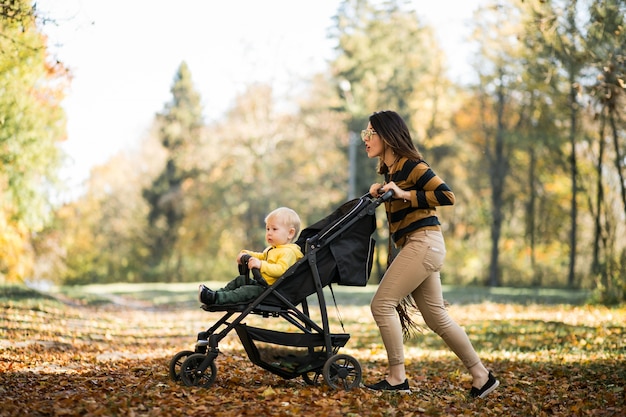 Madre E Hijo En El Parque De Otoño Foto Gratis