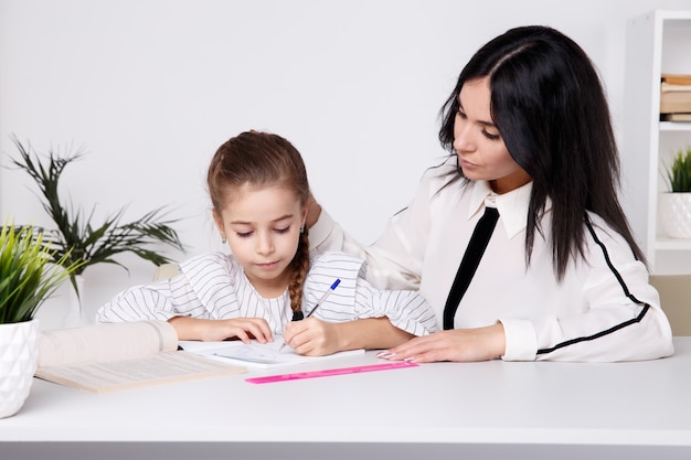 Madre E Hijo Pasan Tiempo Juntos Sentados Y Aprendiendo Foto Premium 