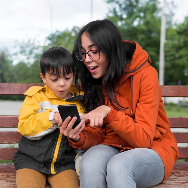 Madre E Hijo Usando El Telfono Mvil Foto Gratis