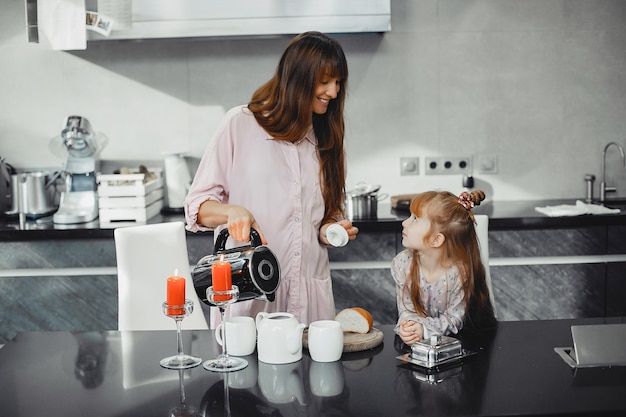 Madre con hija en una cocina | Foto Gratis