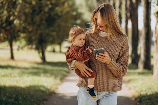 Madre Con Hija Juntos En El Parque Foto Premium