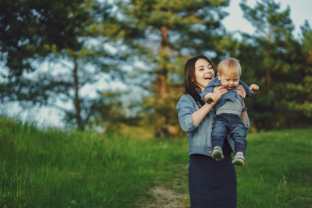 Madre con hijo | Foto Gratis