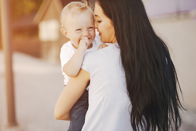 Madre con hijo | Foto Gratis