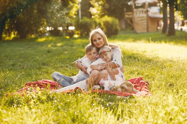 Madre Con Hijos Foto Gratis