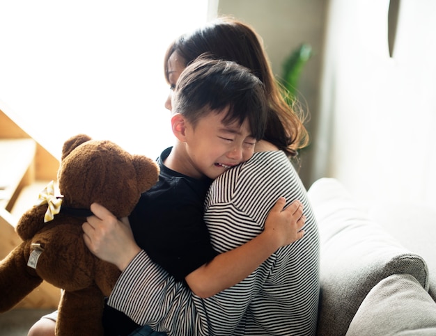 Madre Japonesa Consolando A Su Hijo Foto Premium