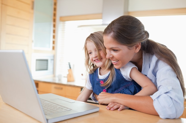 Madre Sonriente Y Su Hija Usando Una Computadora Portátil Foto Premium 