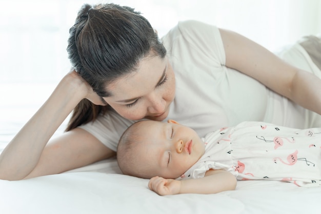 Madre Con Su Bebé Durmiendo En La Habitación Foto Gratis 9526