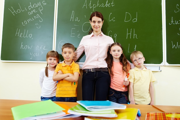 Maestra Orgullosa Con Sus Alumnos Foto Gratis 3747