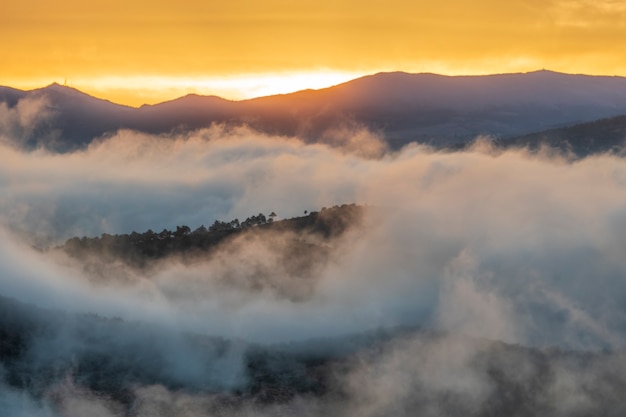 Majestuosa puesta de sol en el paisaje de las montañas Foto Premium