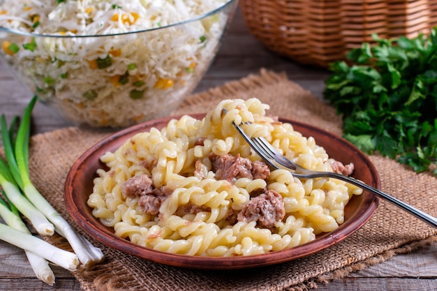 Makaroni po-flotski. pasta al estilo marino con carne molida en un