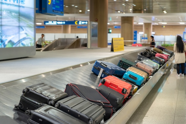 Maleta o equipaje con cinta transportadora en el aeropuerto. Foto Premium