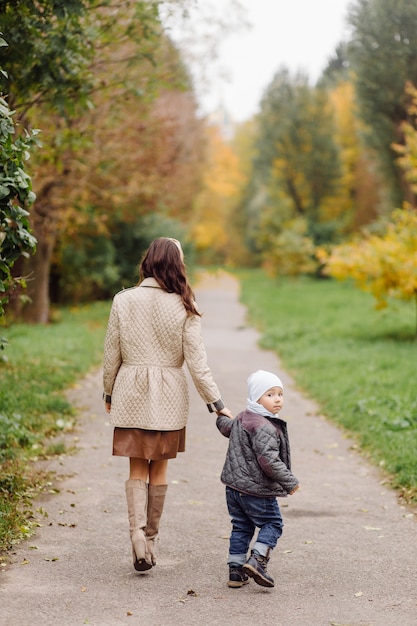 Mamá E Hijo Caminando Y Divirtiéndose Juntos En El Parque De Otoño ...