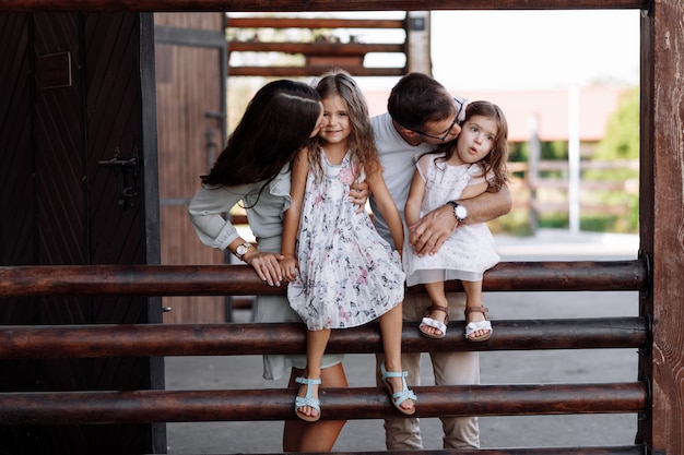 Mama Papa Besando A Sus Hijas Disfrutan Caminando Al Aire Libre Y Contemplando La Naturaleza Dia De La Madre Del Padre Del Bebe Foto Premium