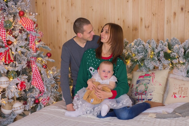 Mama Papa E Hija En Navidad Felices Juntos Y Bebe Foto Premium