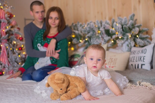 Mama Papa E Hija En Navidad Felices Juntos Y Bebe Foto Premium