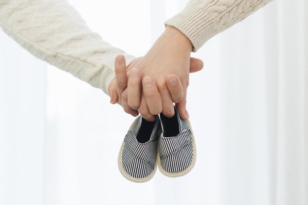 Mama Y Papa Entregando Zapatos Para Bebe Recien Nacido Foto Premium