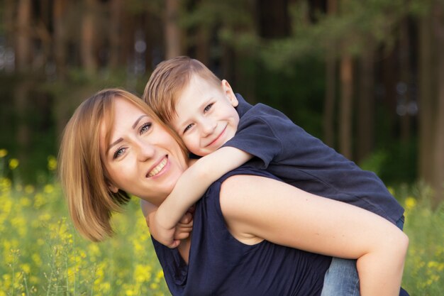 Mamás E Hijo Se Divierten Al Aire Libre Foto Premium 