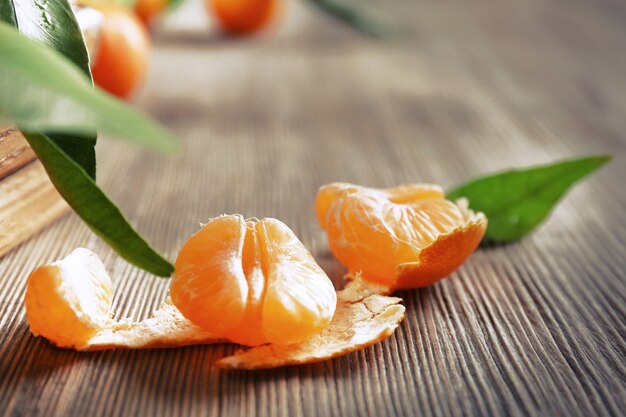 Mandarina Fresca Pelada En Primer Plano De La Mesa De Madera Foto Premium