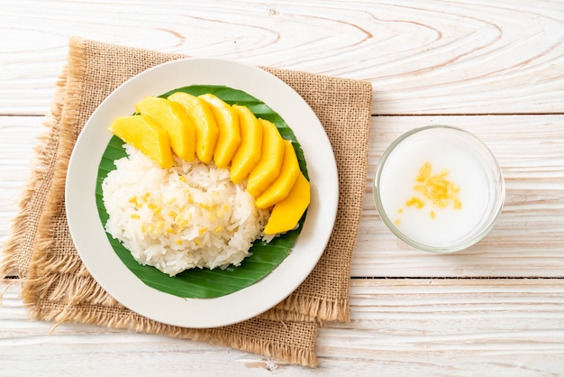 Mango Con Arroz Pegajoso | Foto Premium