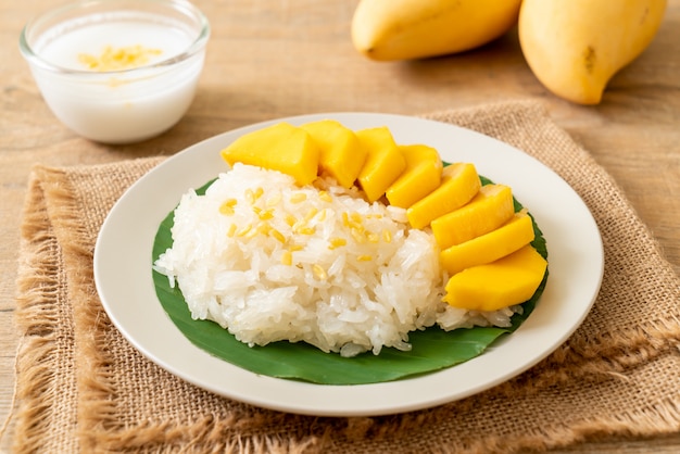 Mango Con Arroz Pegajoso | Foto Premium