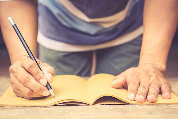 Mano Del Hombre Con Bolígrafo Y Cuaderno De Escritura En La Vieja Mesa ...