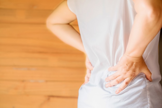 La Mano De La Mujer Est Atrapada En La Cintura Y Su Espalda Foto Gratis