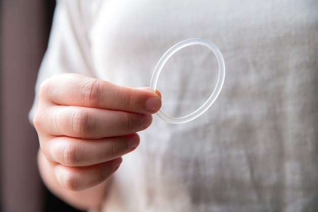 Mano De Mujer Sosteniendo Un Anillo Anticonceptivo Anillo Vaginal Para