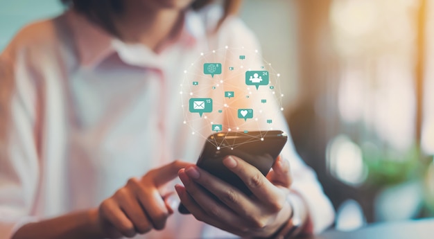 Mano de la mujer usando teléfono inteligente y mostrar tecnología icono de redes sociales. concepto de red social. Foto Premium