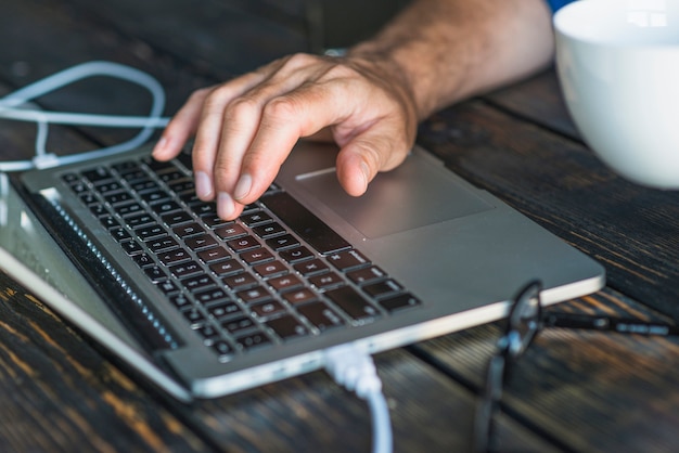 La Mano De Una Persona Escribiendo En El Teclado De La Computadora