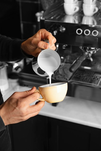 Mano De Primer Plano Vertiendo Leche En Taza Foto Gratis 2145