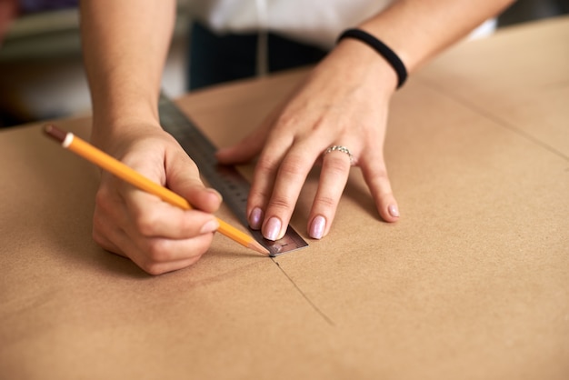 Manos De Dise Ador Femenino Haciendo L Neas De Dibujo Sobre Cart N