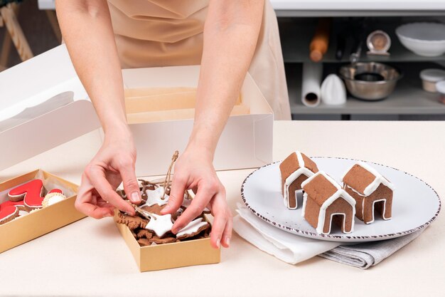 Manos Femeninas Colocan Galletas De Jengibre En Cajas De Regalo Casa