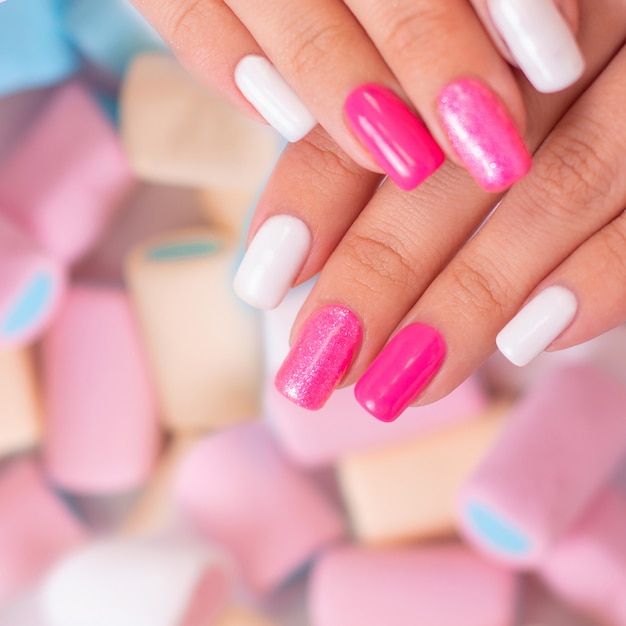 Manos femeninas con uñas de manicura multicolores Foto Premium